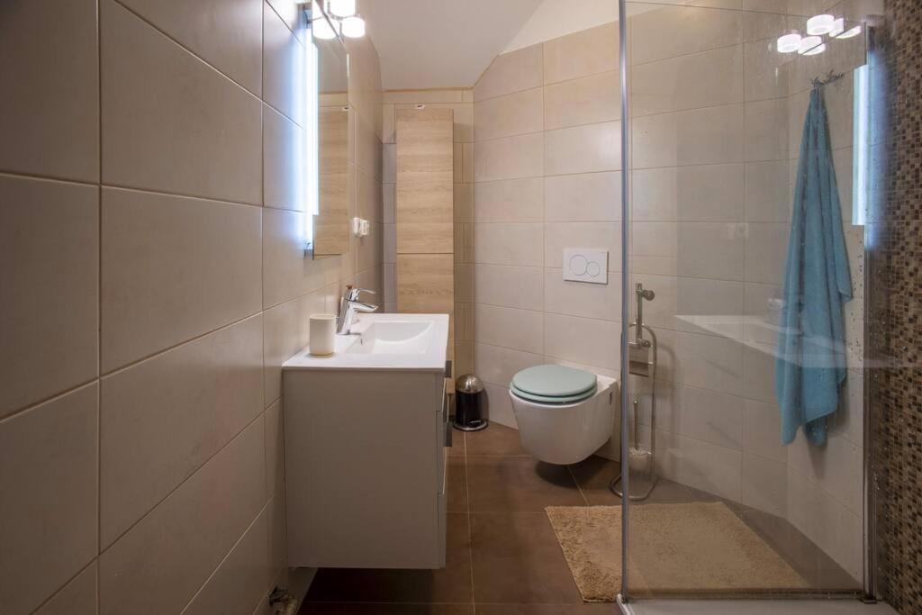 7 Bedroom Secluded Villa Close To Prague Říčany エクステリア 写真
