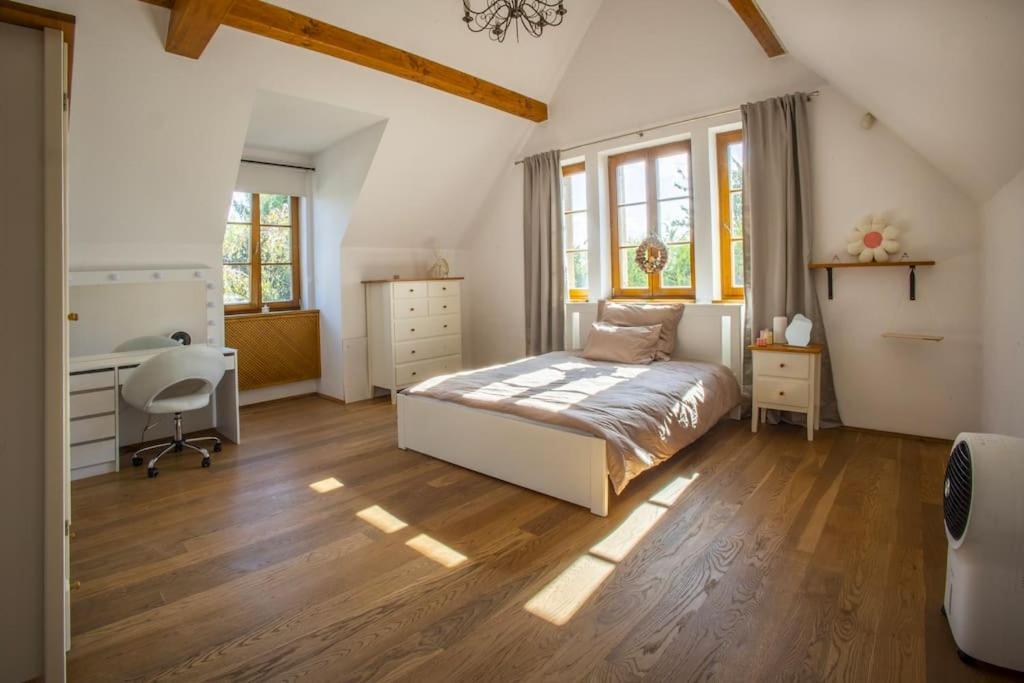 7 Bedroom Secluded Villa Close To Prague Říčany エクステリア 写真