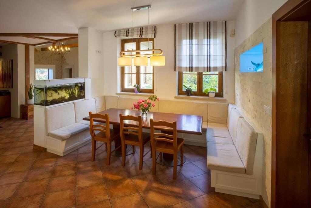 7 Bedroom Secluded Villa Close To Prague Říčany エクステリア 写真